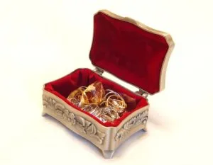 metalowa szkatułka na biżuterię